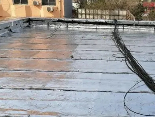 金牛卫生间漏水维修公司分享下金牛屋面楼顶防水刚性防水层施工要点。